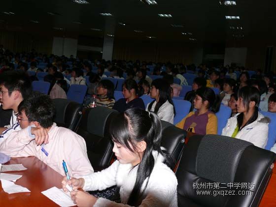 庆祝三八妇女节，学校召开女生表彰晚会