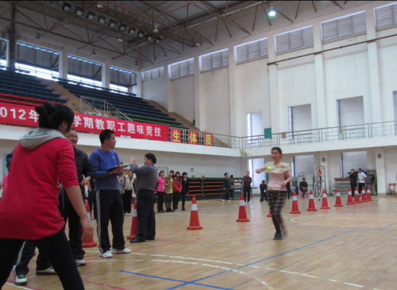 我校数学组积极参加“2012教职工趣味运动会”展示“乐学善教，诚敏育人”的风采