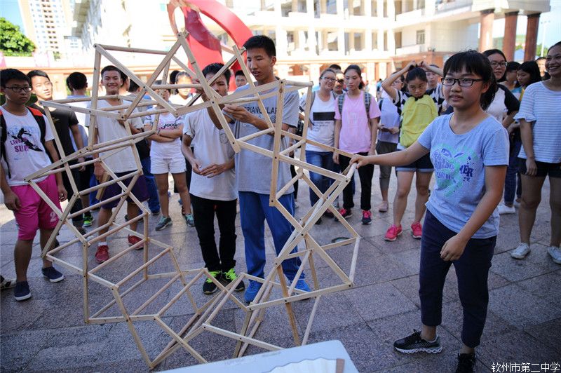 我校高二年级学生举行通用技术作品展