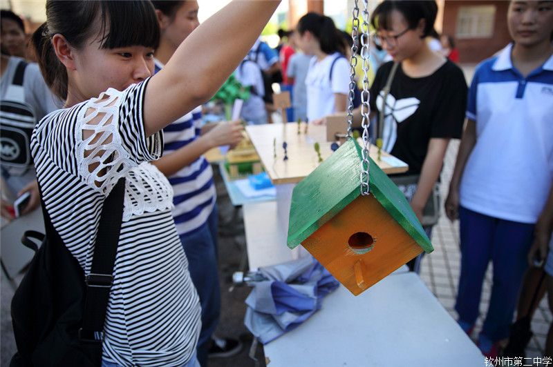 我校高二年级学生举行通用技术作品展