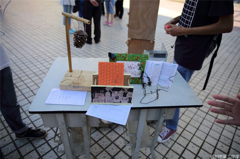 我校高二年级学生举行通用技术作品展