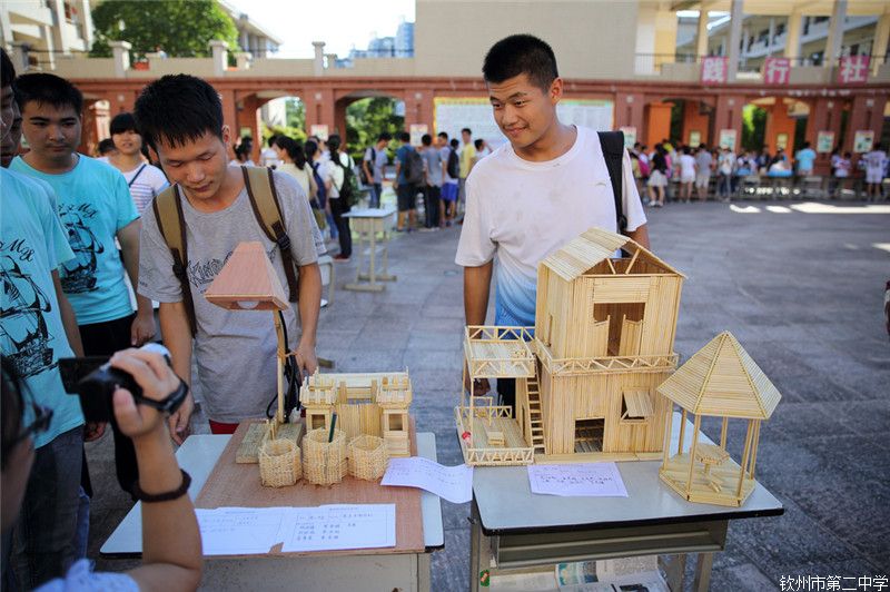 我校高二年级学生举行通用技术作品展