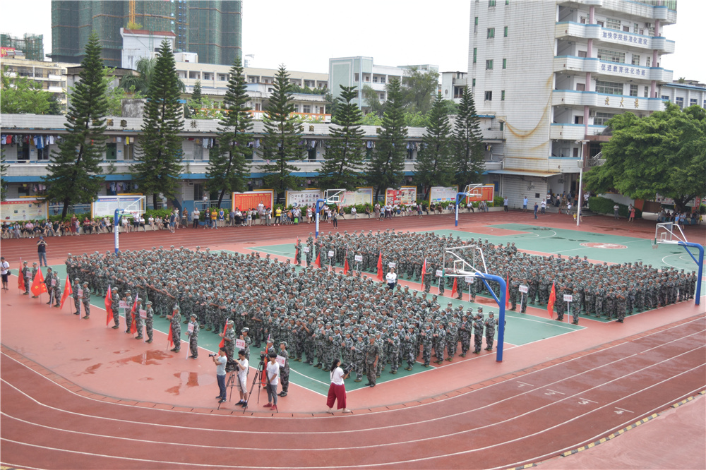 军训历练展成果，中学生活新起点