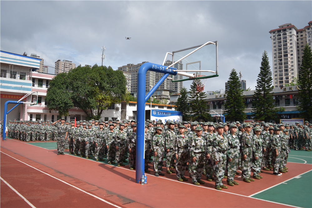 军训历练展成果，中学生活新起点