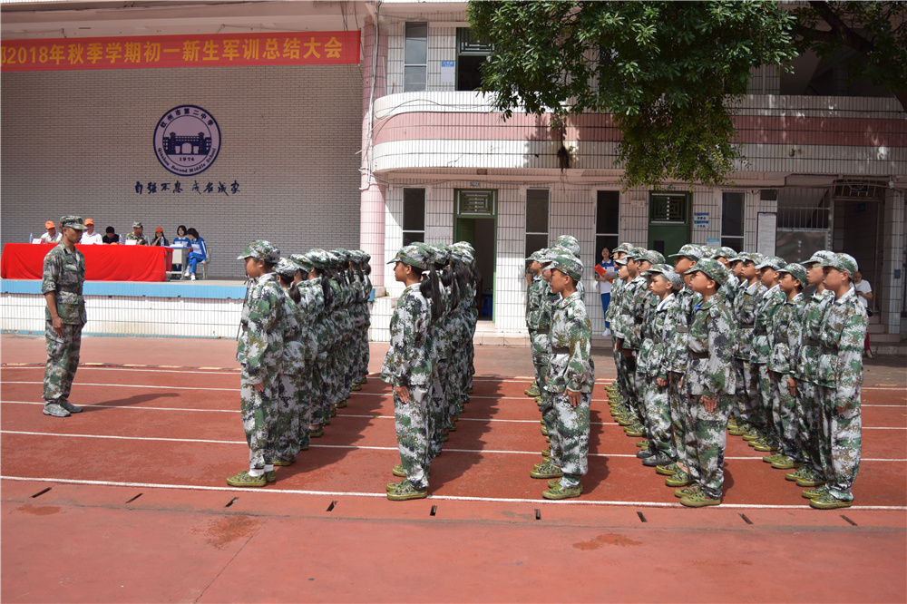 军训历练展成果，中学生活新起点