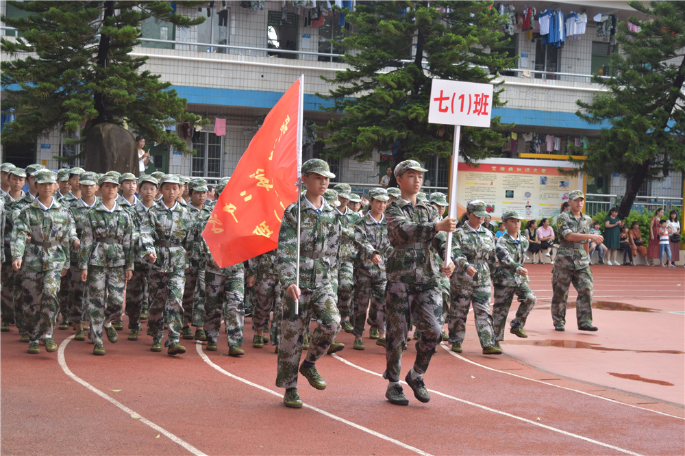 军训历练展成果，中学生活新起点