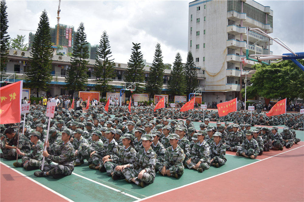 军训历练展成果，中学生活新起点