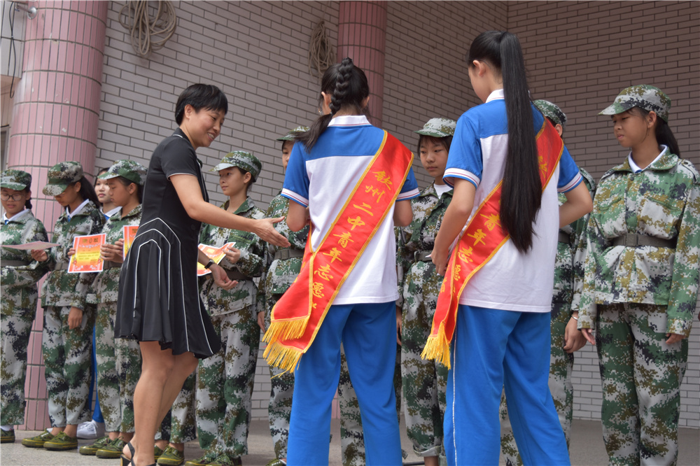 军训历练展成果，中学生活新起点