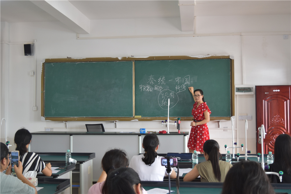 以赛促学，以赛促教——“2018年秋季学期市直中学（初中组）教学技能比赛”在我校初中部进行。