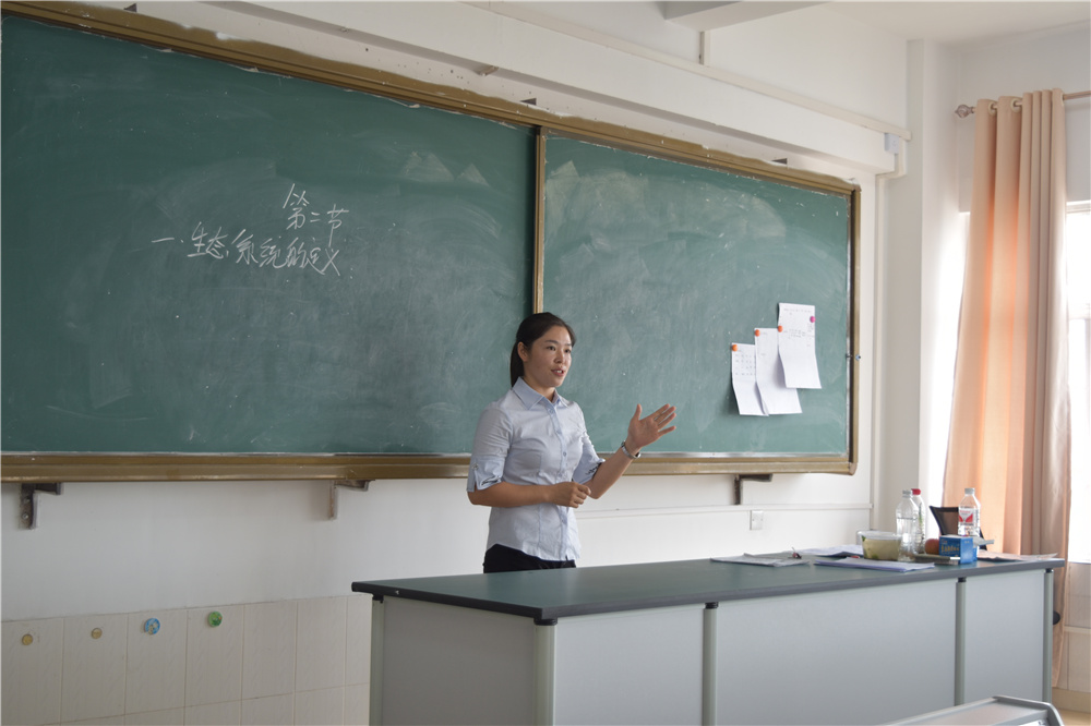 以赛促学，以赛促教——“2018年秋季学期市直中学（初中组）教学技能比赛”在我校初中部进行。