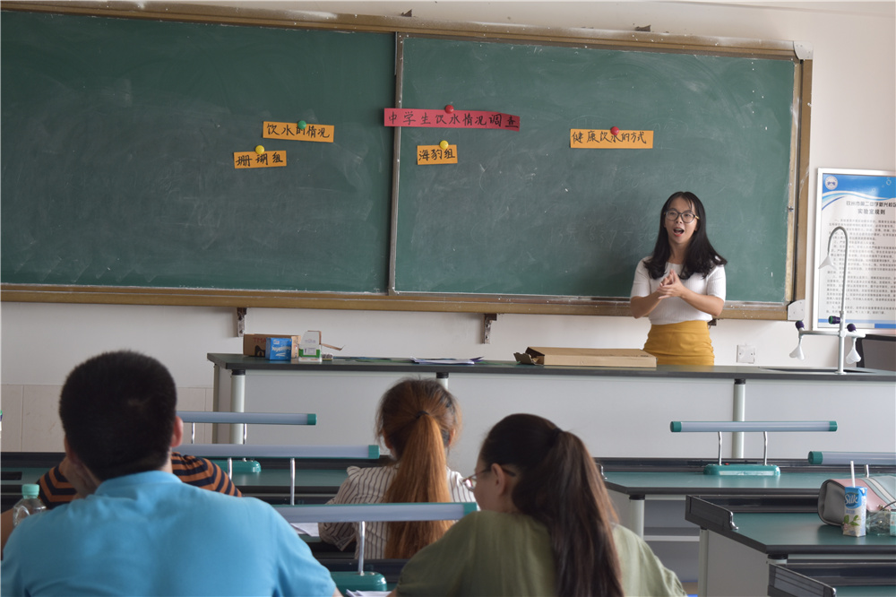 以赛促学，以赛促教——“2018年秋季学期市直中学（初中组）教学技能比赛”在我校初中部进行。