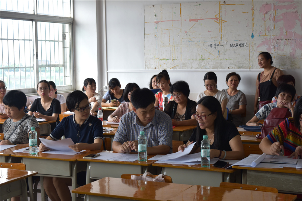 以赛促学，以赛促教——“2018年秋季学期市直中学（初中组）教学技能比赛”在我校初中部进行。