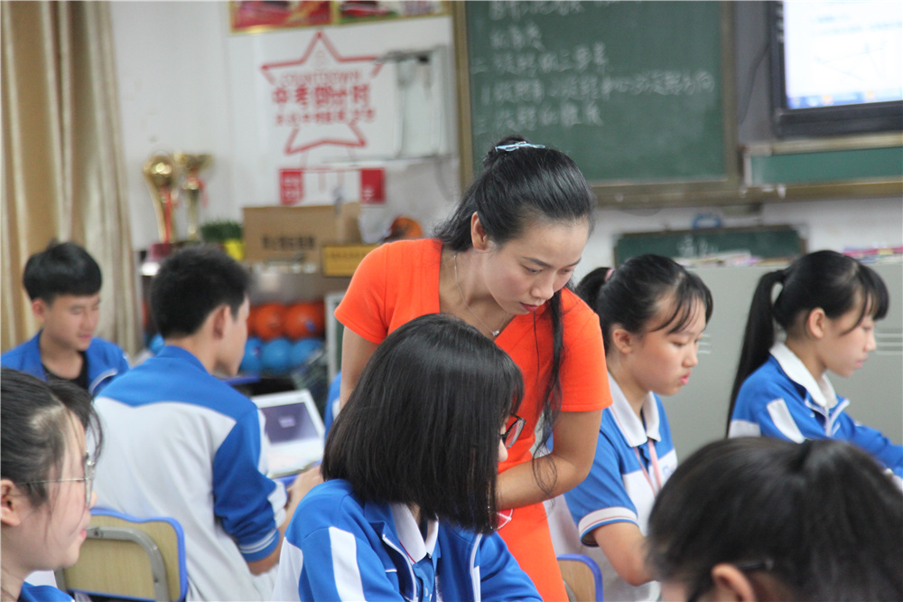 喜报！包桂芬和卢华华老师在市中小学信息技术与学科教学深度融合比赛中斩获佳绩！