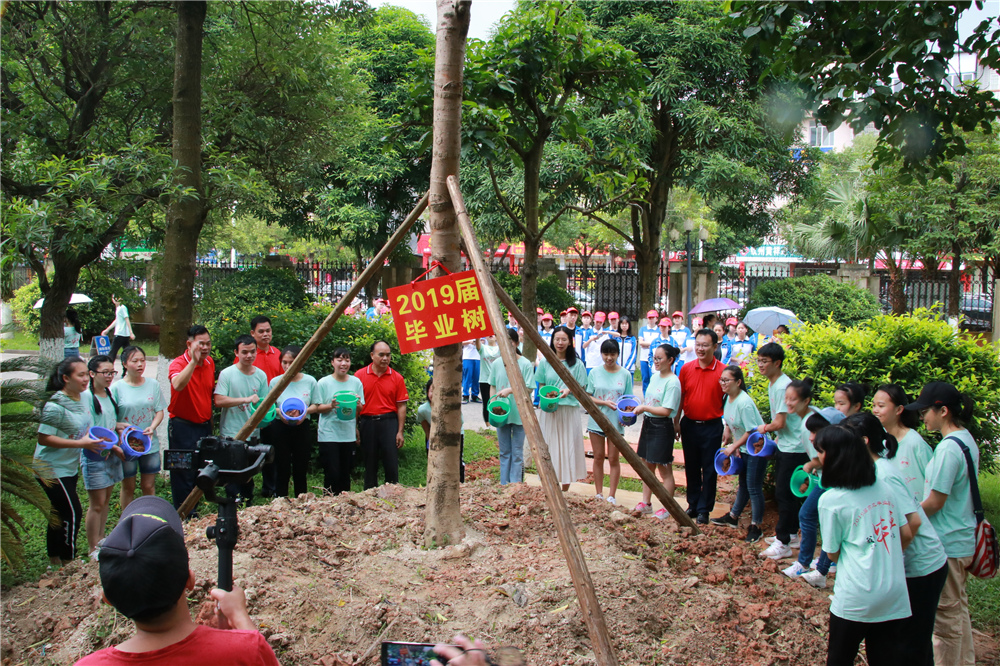 “感恩母校，相约二十年” ------我校举行2019届高三学生毕业典礼