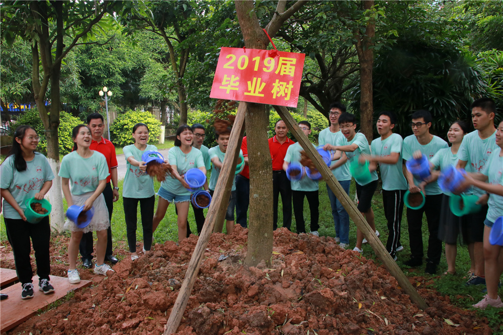 “感恩母校，相约二十年” ------我校举行2019届高三学生毕业典礼