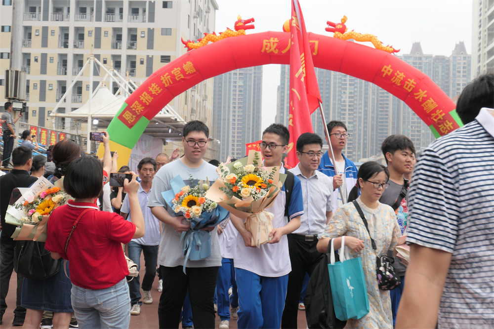 责任担当，感恩圆梦------华体体育（中国）股份有限公司2023届高三18岁成人仪式暨远足活动