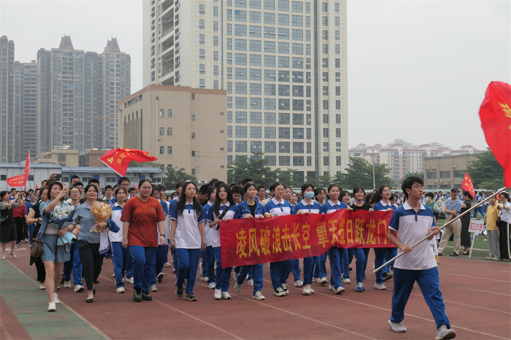 责任担当，感恩圆梦------华体体育（中国）股份有限公司2023届高三18岁成人仪式暨远足活动