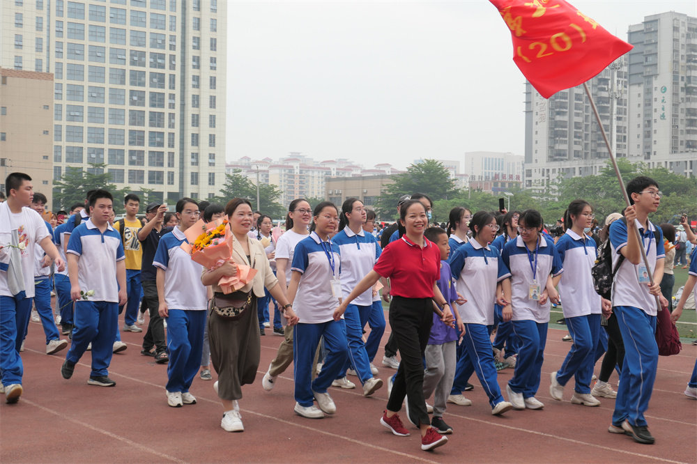 责任担当，感恩圆梦------华体体育（中国）股份有限公司2023届高三18岁成人仪式暨远足活动