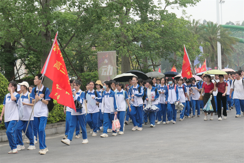 责任担当，感恩圆梦------华体体育（中国）股份有限公司2023届高三18岁成人仪式暨远足活动