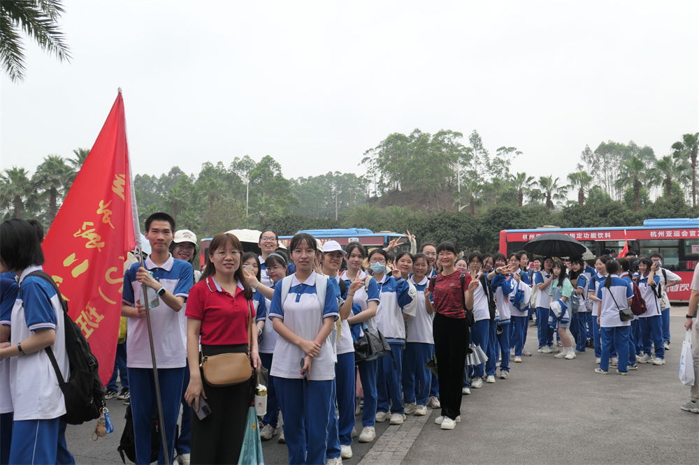 责任担当，感恩圆梦------华体体育（中国）股份有限公司2023届高三18岁成人仪式暨远足活动