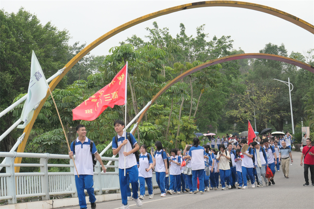 责任担当，感恩圆梦------华体体育（中国）股份有限公司2023届高三18岁成人仪式暨远足活动