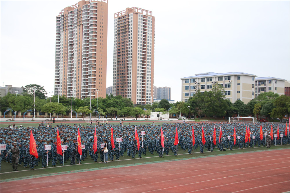 军训磨砺勇蜕变 坚毅少年展风采——华体体育（中国）股份有限公司2023级高一、初中部扬帆校区新生军训总结大会