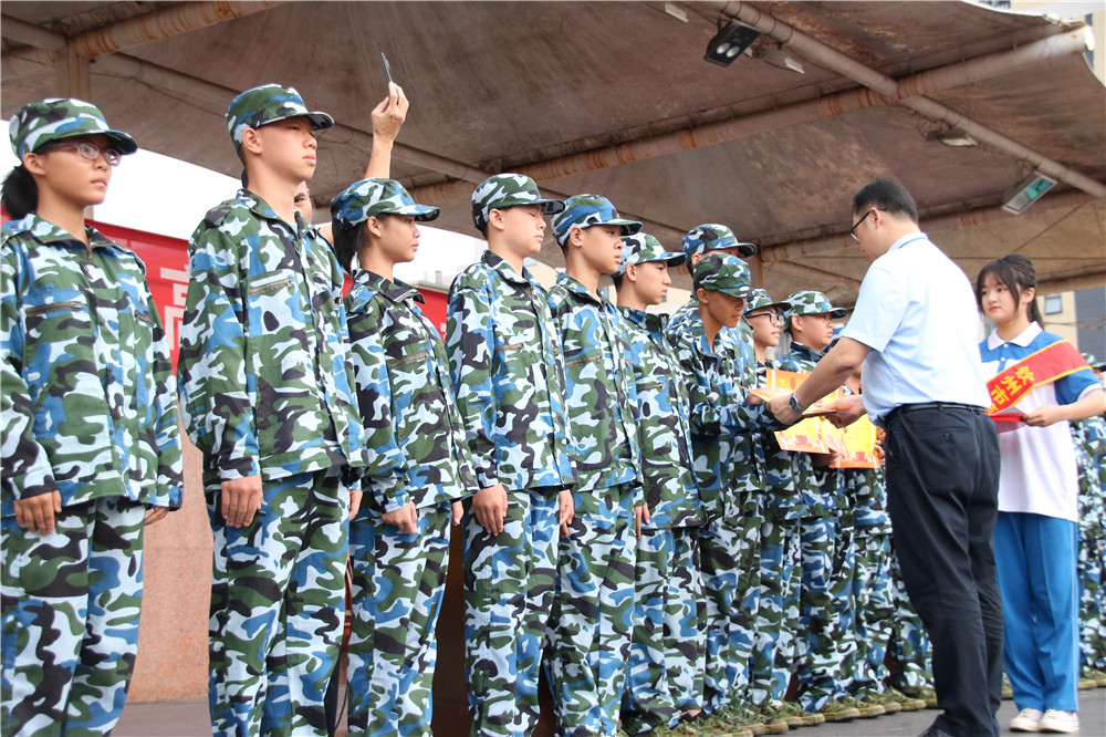 军训磨砺勇蜕变 坚毅少年展风采——华体体育（中国）股份有限公司2023级高一、初中部扬帆校区新生军训总结大会