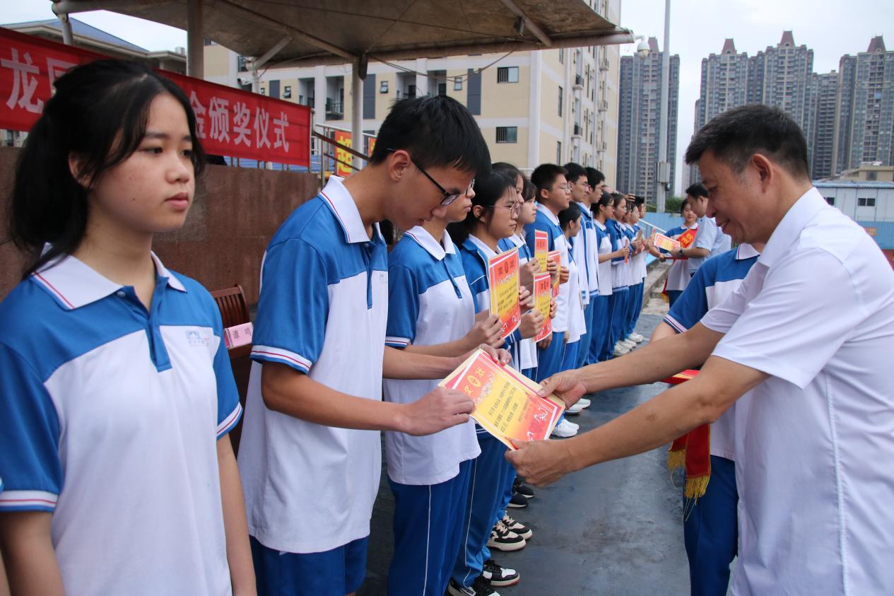 金秋芬芳，展翅翱翔——钦州二中举行2023年秋季学期开学典礼暨第二十六届龙国辉奖学金颁奖仪式