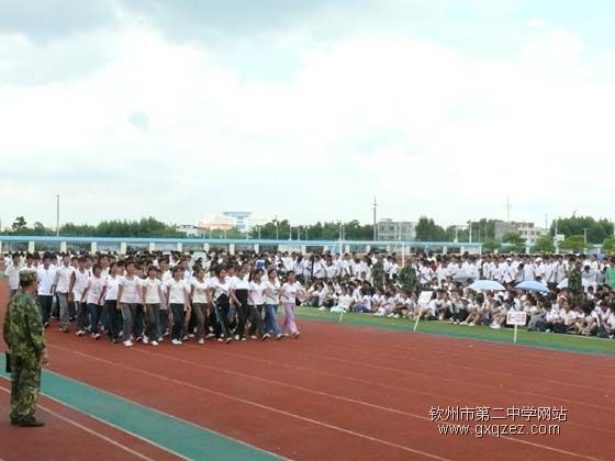 高一新生军训活动取得圆满成功