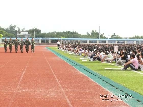 高一新生军训活动取得圆满成功