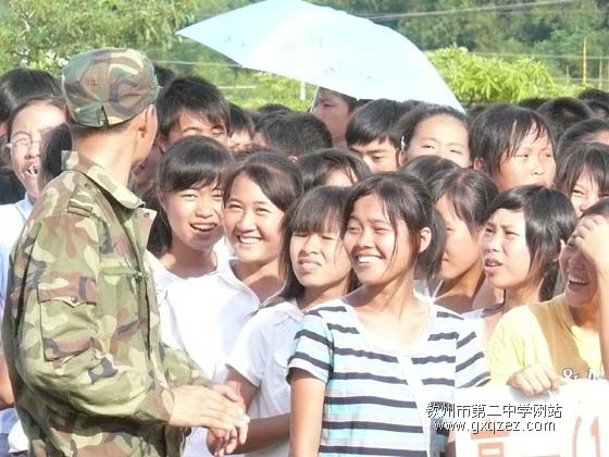 高一新生军训活动取得圆满成功