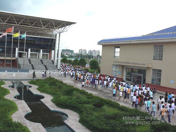 我校新生学习防震知识，加强抗震演练