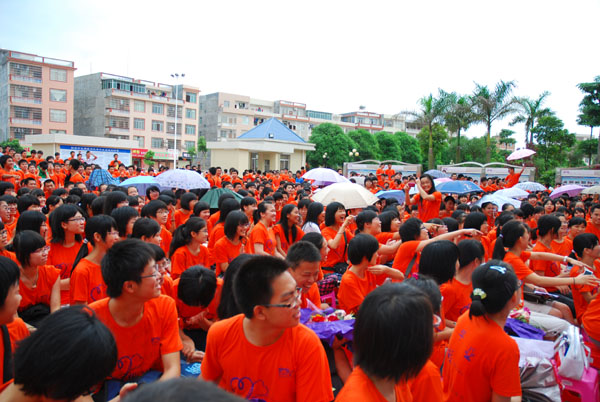 我校隆重举行2011届高三学生毕业典礼