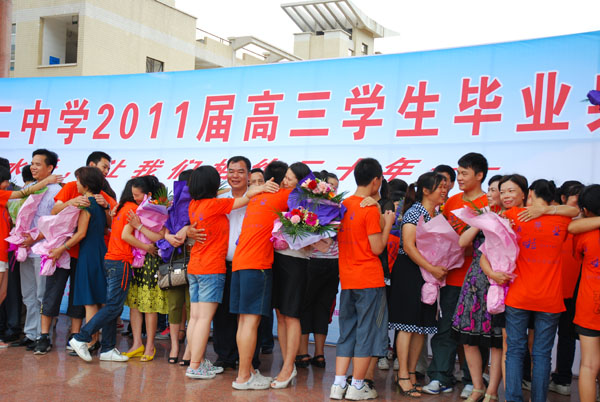 我校隆重举行2011届高三学生毕业典礼