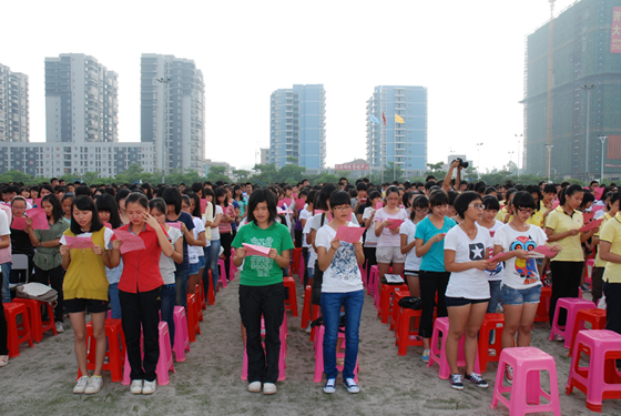 我校举行2012年十八岁成人仪式