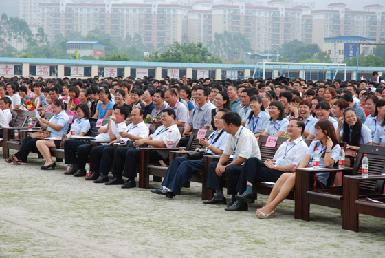 我校举行2012年十八岁成人仪式