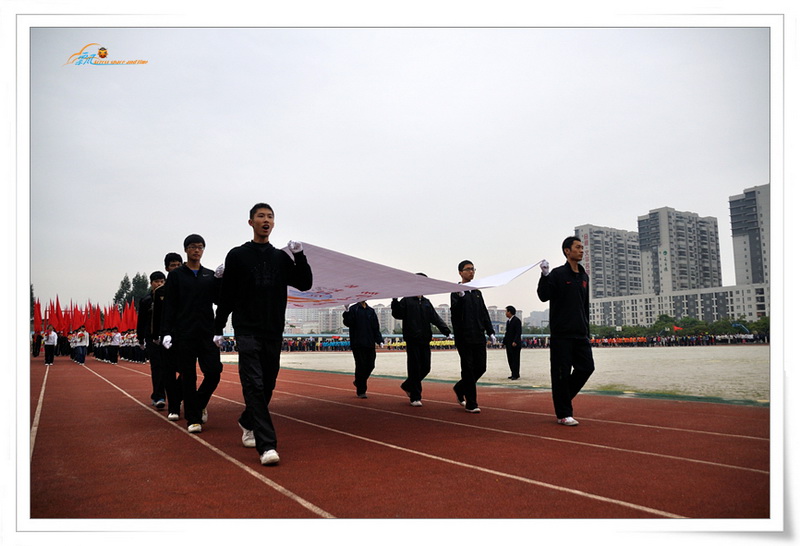 青春与阳光共舞，运动与激情同在——庆祝我校第二十六届田径运动会取得圆满成功