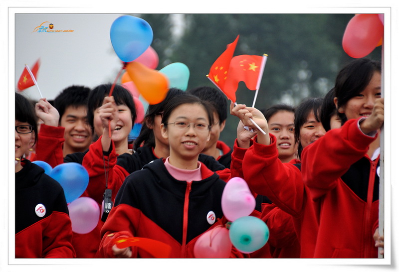 青春与阳光共舞，运动与激情同在——庆祝我校第二十六届田径运动会取得圆满成功