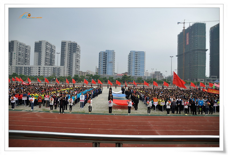 青春与阳光共舞，运动与激情同在——庆祝我校第二十六届田径运动会取得圆满成功