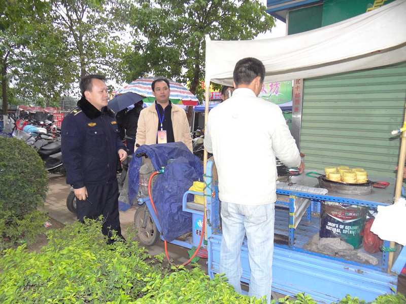 我校安稳办与钦州市城监支队携手治理学校周边环境