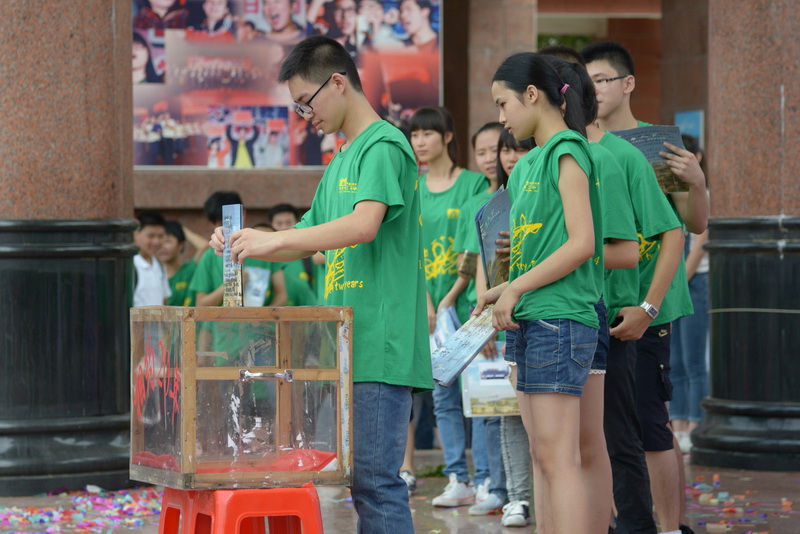 钦州二中举行2014届高三学生毕业典礼暨十八岁成人仪式