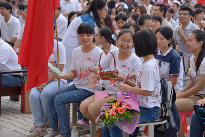 我校隆重举行“感恩母校，相约二十年”2015届高三学生毕业典礼