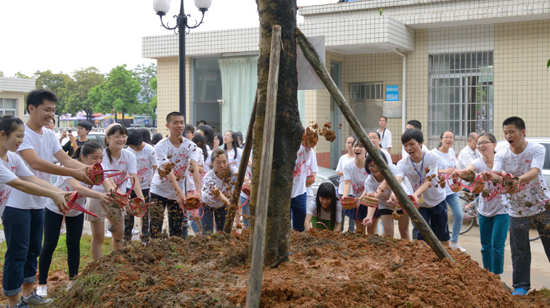 我校隆重举行“感恩母校，相约二十年”2015届高三学生毕业典礼