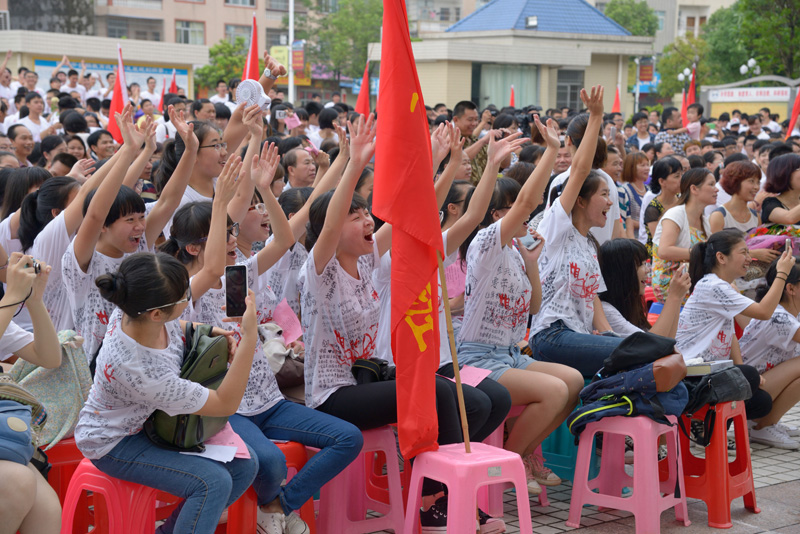 我校隆重举行“感恩母校，相约二十年”2015届高三学生毕业典礼