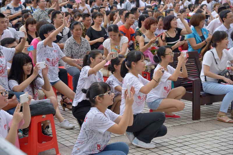 我校隆重举行“感恩母校，相约二十年”2015届高三学生毕业典礼