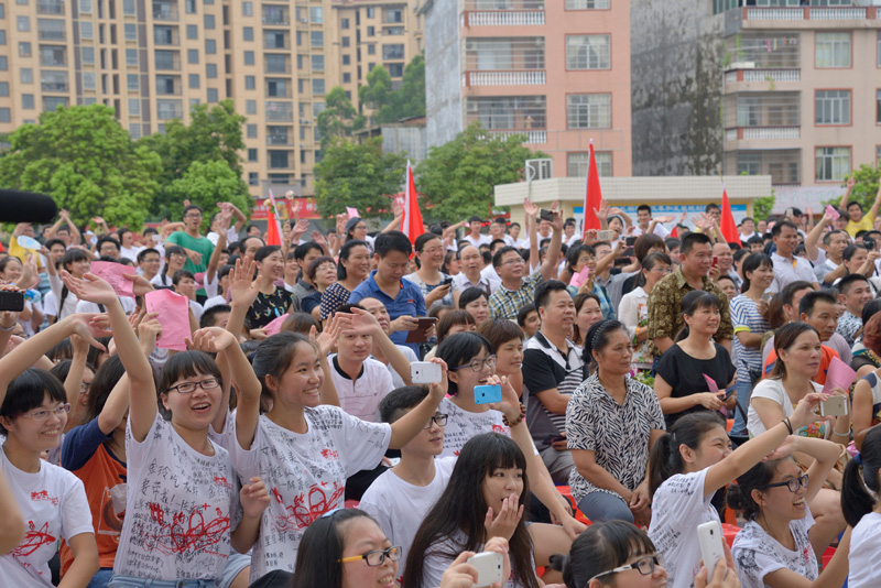 我校隆重举行“感恩母校，相约二十年”2015届高三学生毕业典礼