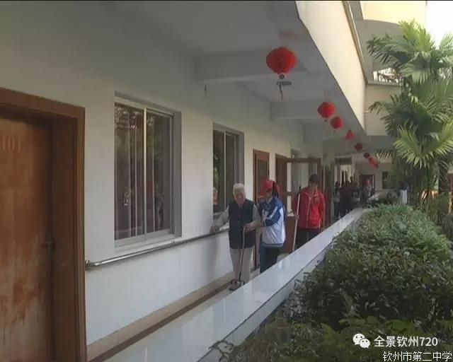 钦州二中志愿者：敬老爱老助老 今天我们都是“雷锋”