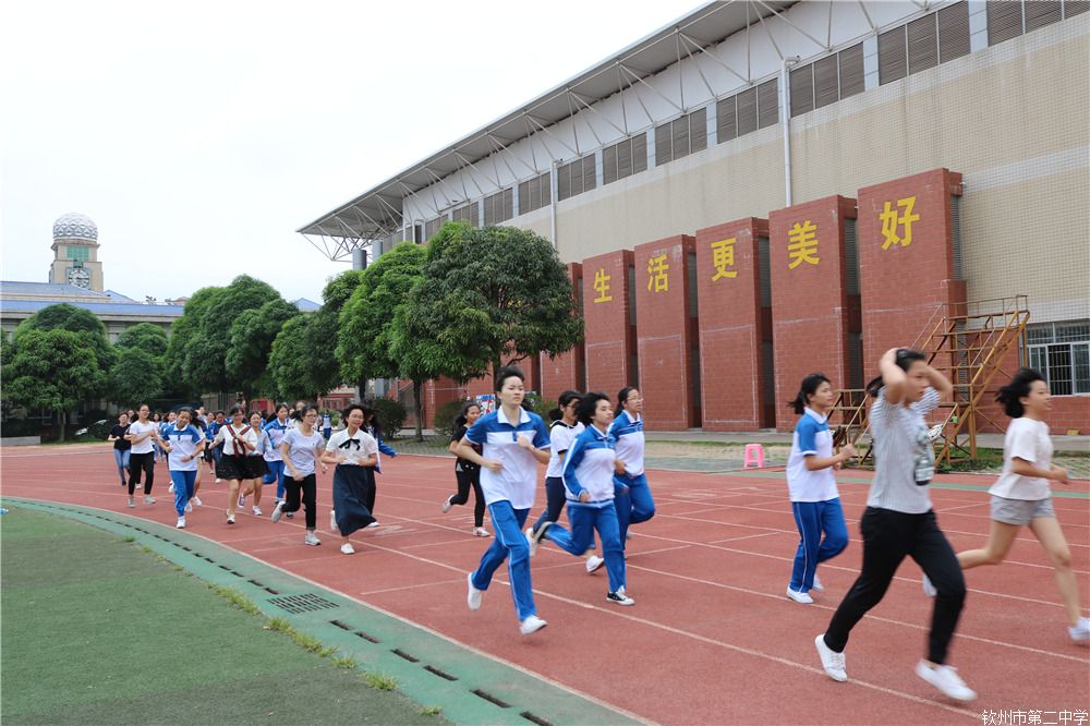 我校举行地震逃生演练