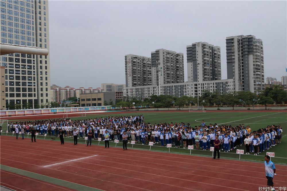 我校举行地震逃生演练