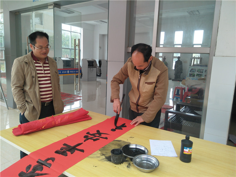 义务写春联,新春送祝福 -—我校工会为各位教职工献写春联